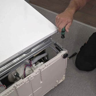 Niveaukontrol opvaskemaskine: Fjern fodpanelet Niveaukontrol opvaskemaskine: Fjern fodpanelet